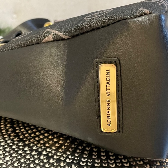 Adrienne Vittadini Signature Collection Handbag - Picture 3 of 8